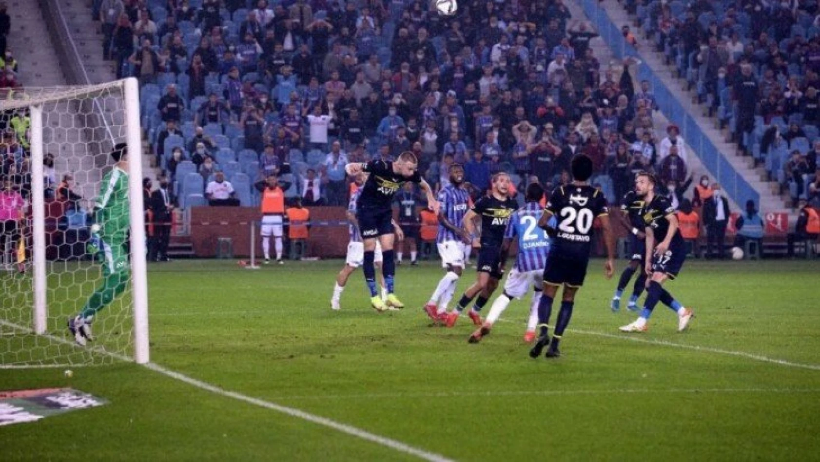 Trabzonspor, Fenerbahçe'yi devirdi, zirve el değiştirdi