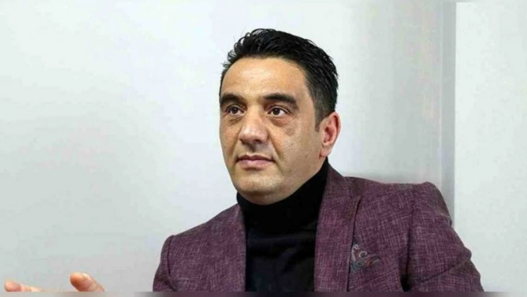 Yazar Bülent Parlak, geçirdiği kalp krizi sonucu yaşamını yitirdi