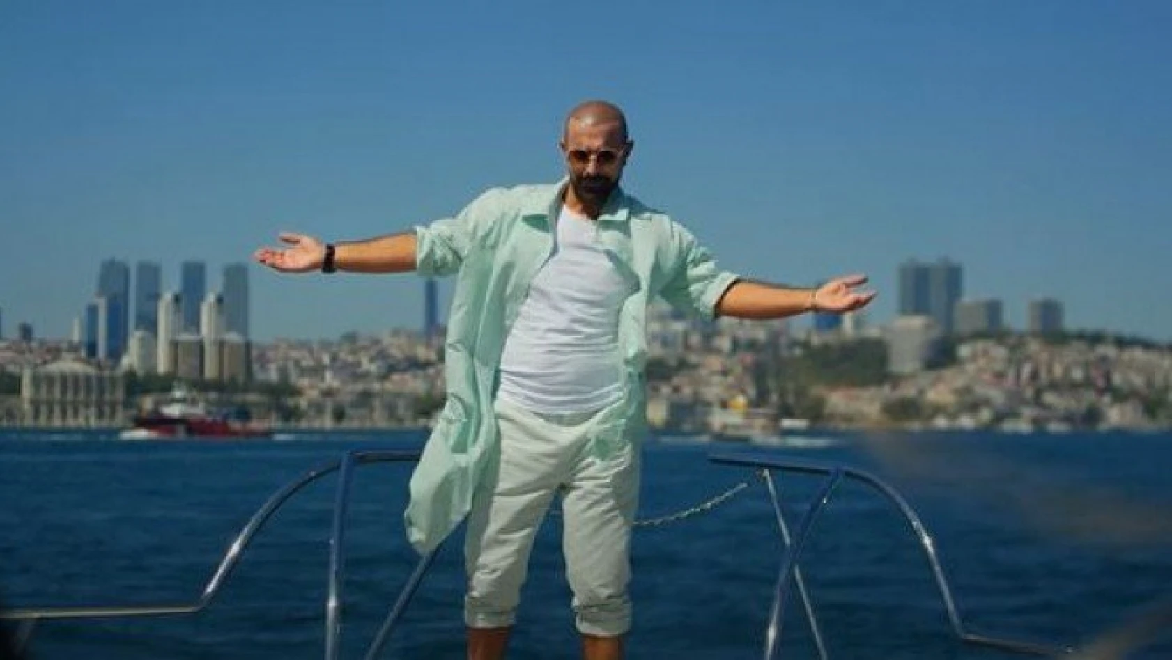 'Hele Bakın Kim Gelmiş' şarkısının video klibi yayınlandı