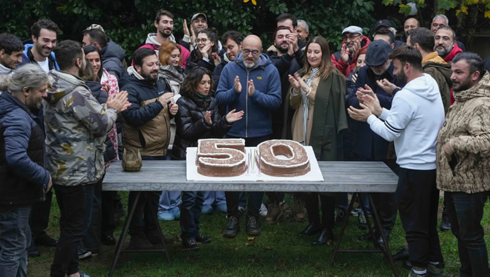 Aldatmak dizisi 50. bölümünü sette pasta ile kutladı