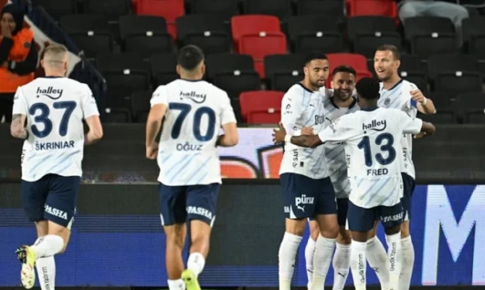 Fenerbahçe 5 dakikada işi bitirdi, zirve yarışında hata yapmadı
