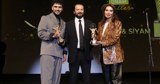 Ebru Yaşar'a iki ödül birden
