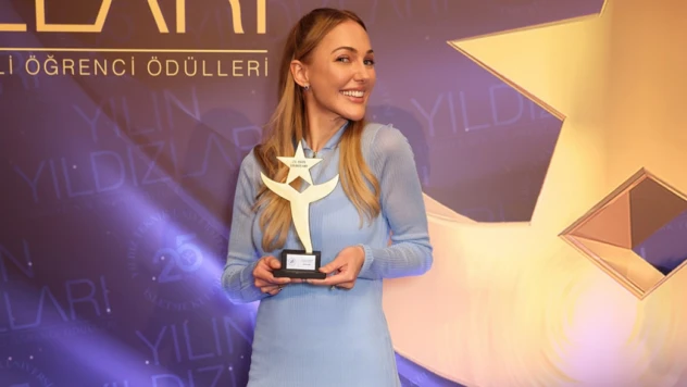 Meryem Uzerli'ye 'Yılın Yıldızları'nda ödül