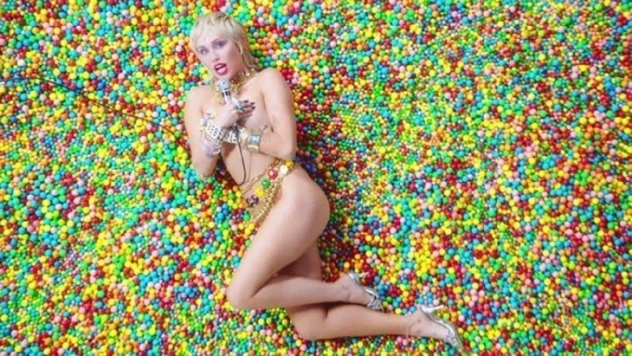 Miley Cyrus'tan bomba itiraf: İlk kez birlikte olduğum kişi…