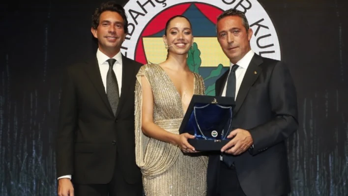 Özge Özacar, Fenerbahçe'nin özel gecesini sundu