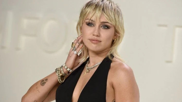 Şarkıcı Miley Cyrus'tan şaşırtan itiraf! 'Bizi uzaylılar kovaladı'