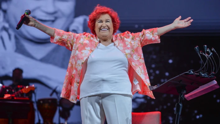 Selda Bağcan, 'Ağlama Anne' şarkısını 27 yıl sonra ilk kez söyledi