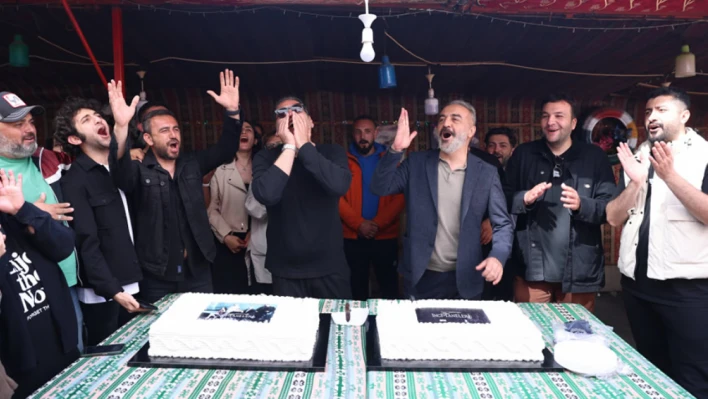 'Yılmaz Erdoğan'dan İnci Taneleri' ekibi, sezonun son set gününü pasta keserek kutladı