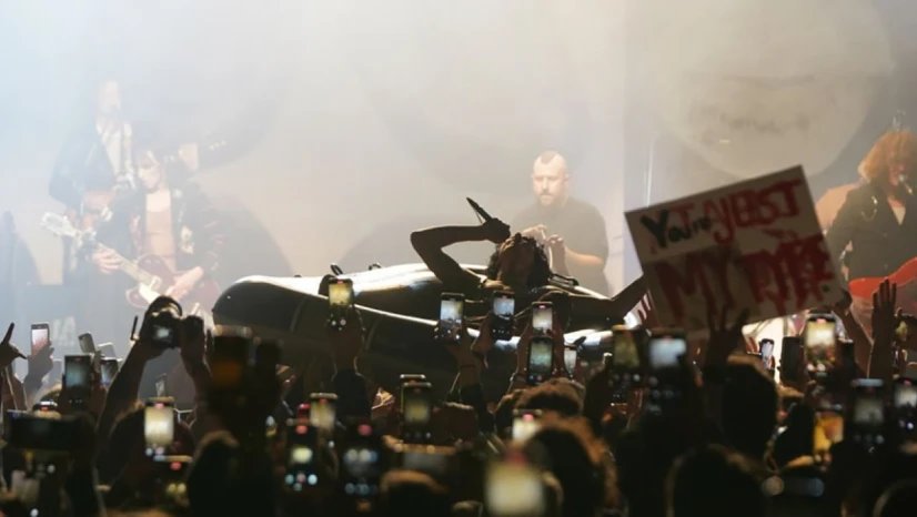 Los Angeles'lı müzik grubundan İstanbul konserinde şaşırtan hareket! Seyirciler şaştı kaldı!
