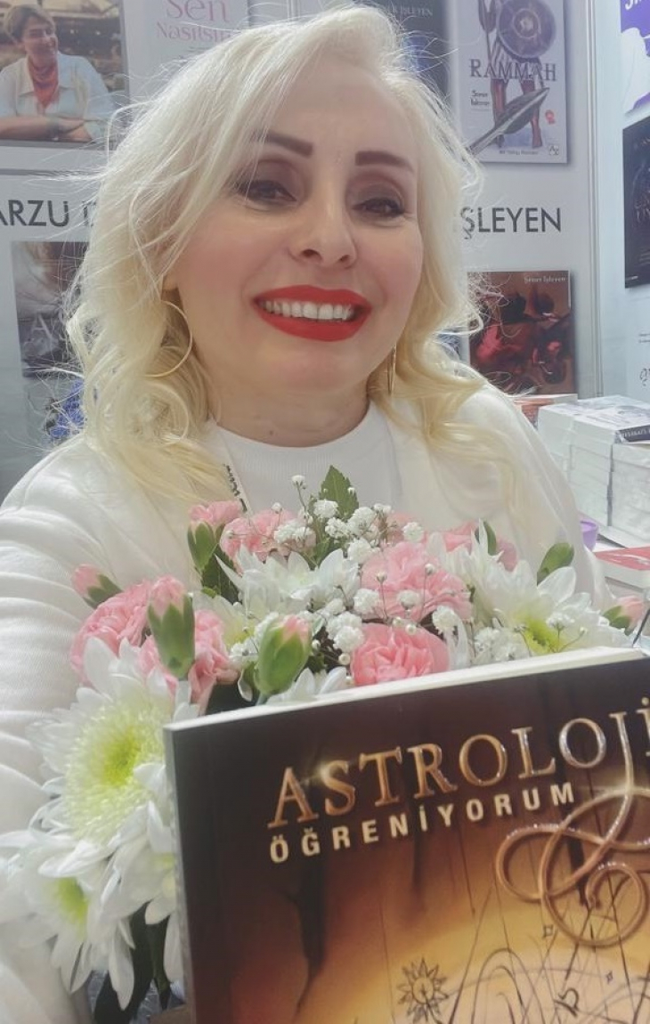 Gazeteci Funda Akosman, TÜYAP Kitap Fuarı'nda yeni kitabı 'Astroloji Öğreniyorum'u imzaladı