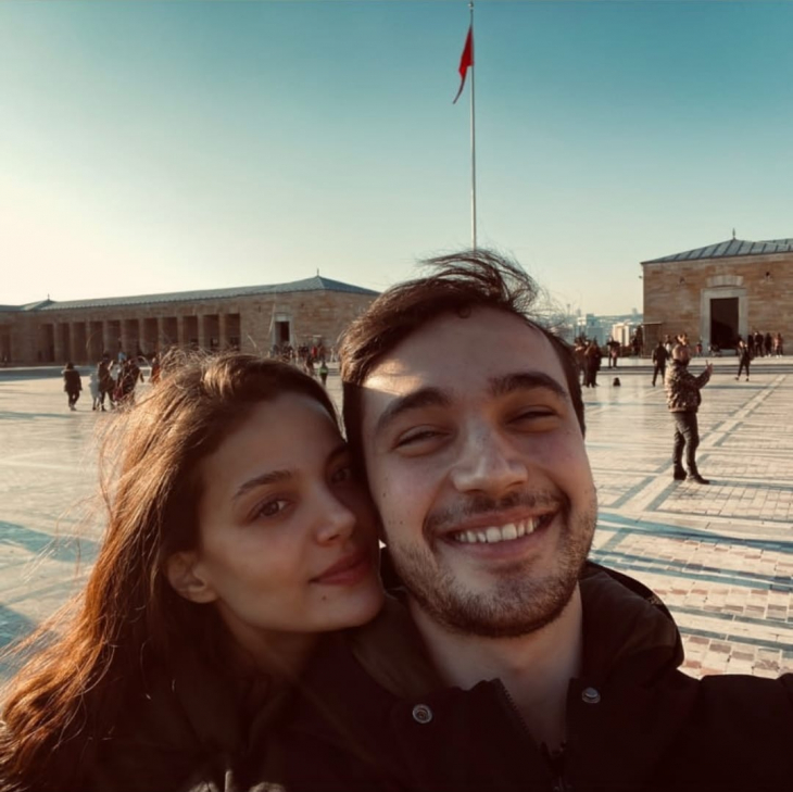 Bir dizi aşkı daha gerçek oldu! Leyla Tanlar ve Burak Dakak aşklarını sosyal medyadan ilan etti!