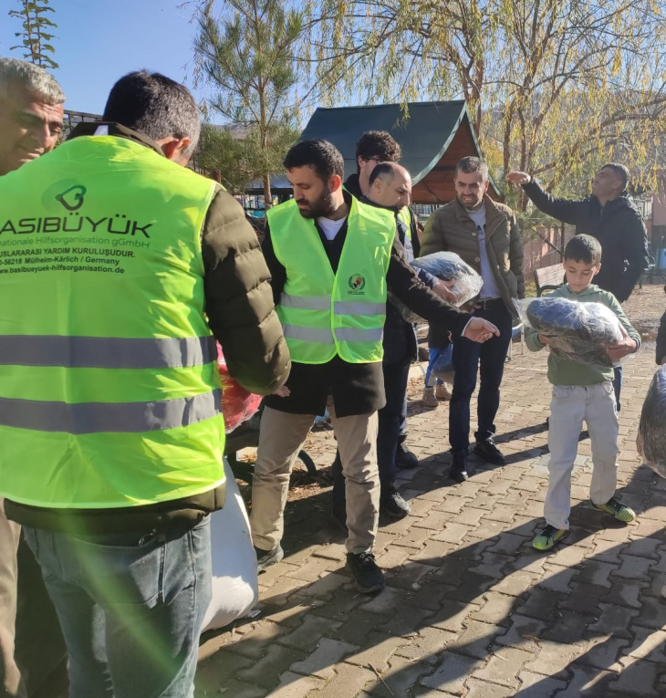 Avrupa Yetim-Der ve Mehmet Berk Ergin, Bingöl'de yüzlerce çocuğa kışlık malzeme dağıttı
