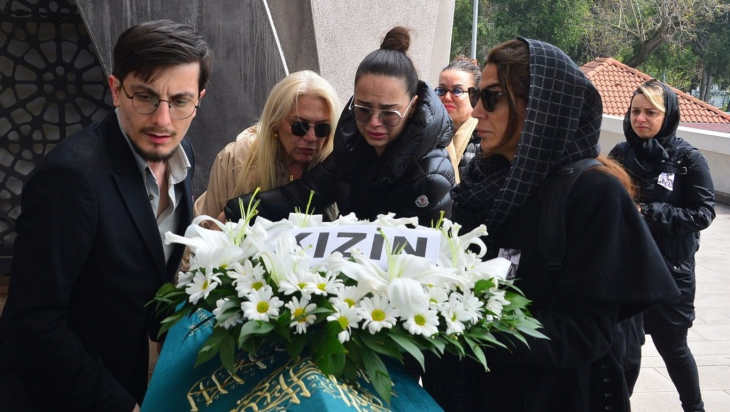 Oyuncu Yeliz Şar'ın annesi Şehriban Şule Şar, son yolculuğuna uğurlandı