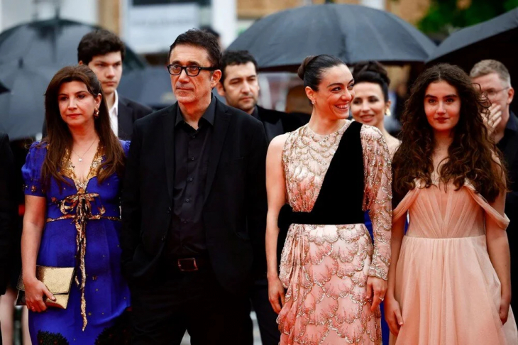 Merve Dizdar, Cannes Film Festivali'nde 'En İyi Kadın Oyuncu' ödülünü aldı