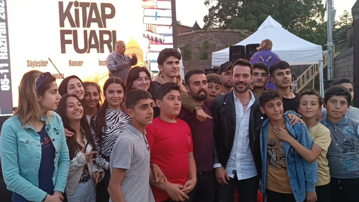 Kızılcık Şerbeti'nin yıldız oyuncusu Murat Tavlı, Bitlis 2. Kitap Fuarı'nda yetimhane anısını anlattı